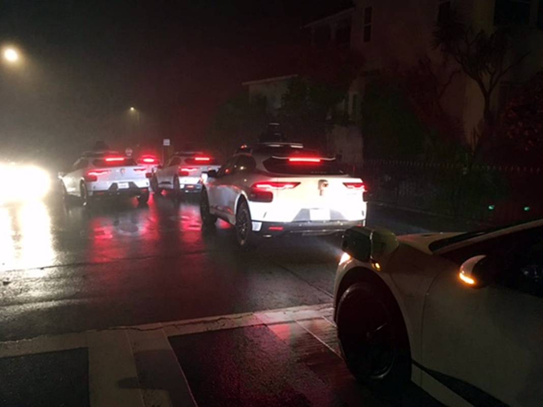 Kimse bunu öngörmemişti! Sürücüsüz araçlar bir anda yolda durup trafiği kilitledi, nedeni firmayı bile şaşırttı 2